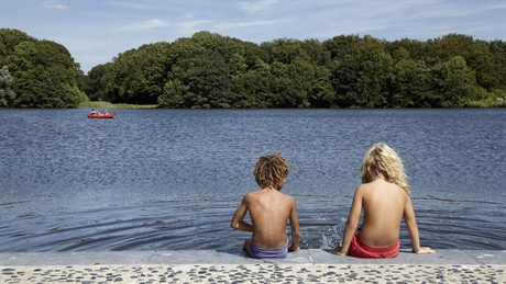 Pootje badende kinderen bij de Grote Vijver in het Amsterdamse Bos