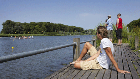 Foto van toeschouwers roeiwedstrijd Foto van toeschouwers roeiwedstrijd