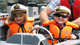 Foto van kinderen die een miniboot besturen