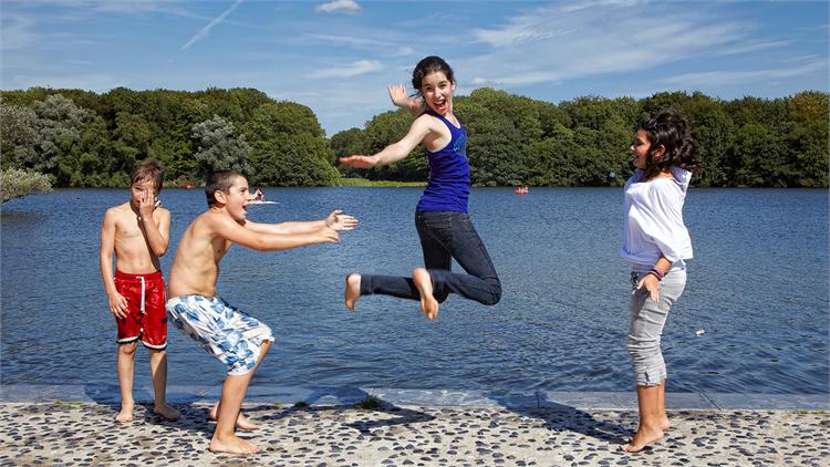 Children playing at the Grote Vijver