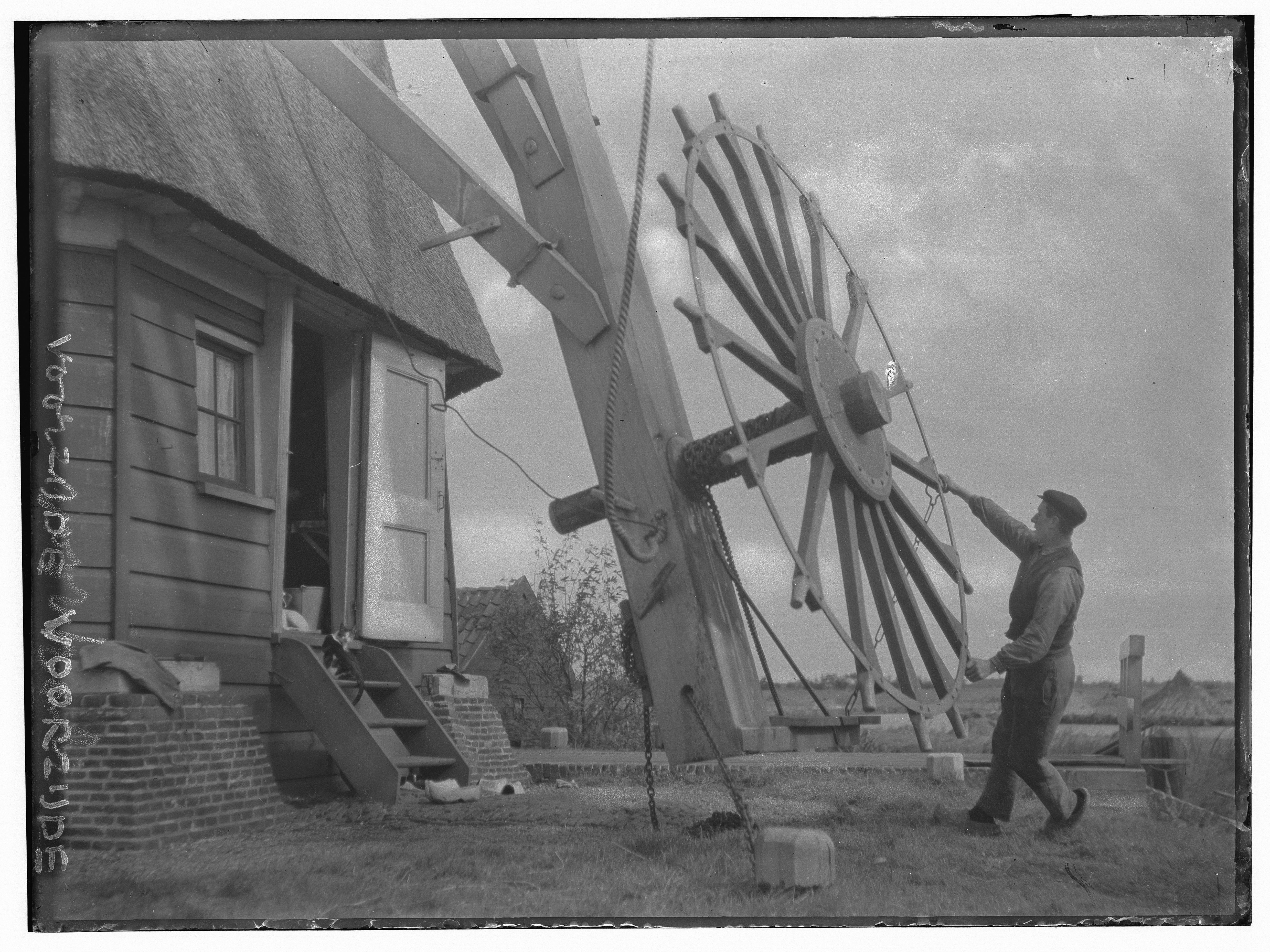 Arie Verhaar zet de Koenenmolen op de wind ongeveer 1910 (met hond en kat)