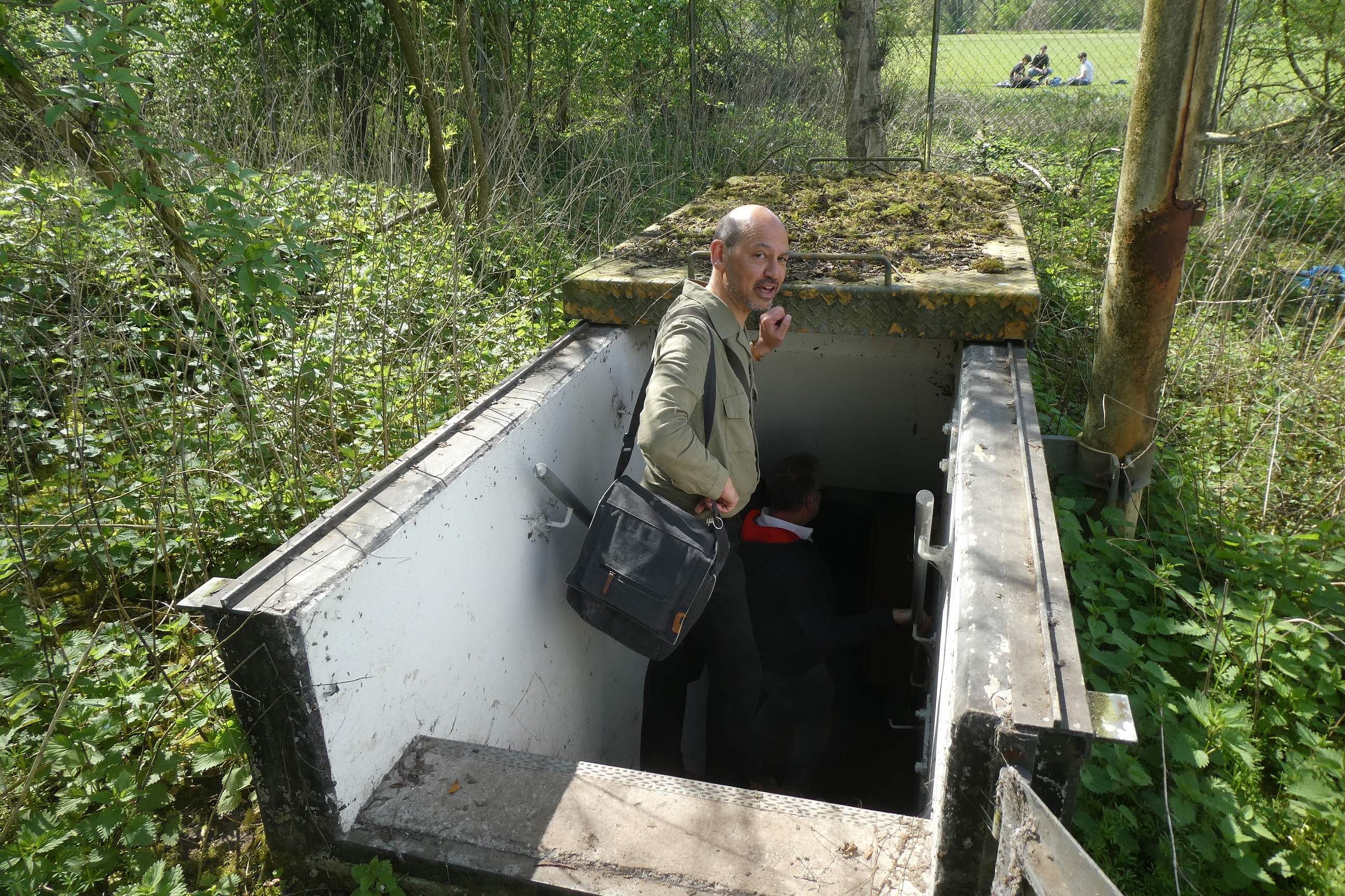 Hoofdingang schuilkelder personeel Amsterdamse Bos - Jan Heeren en Erwin van de Laan duiken in het geheim.